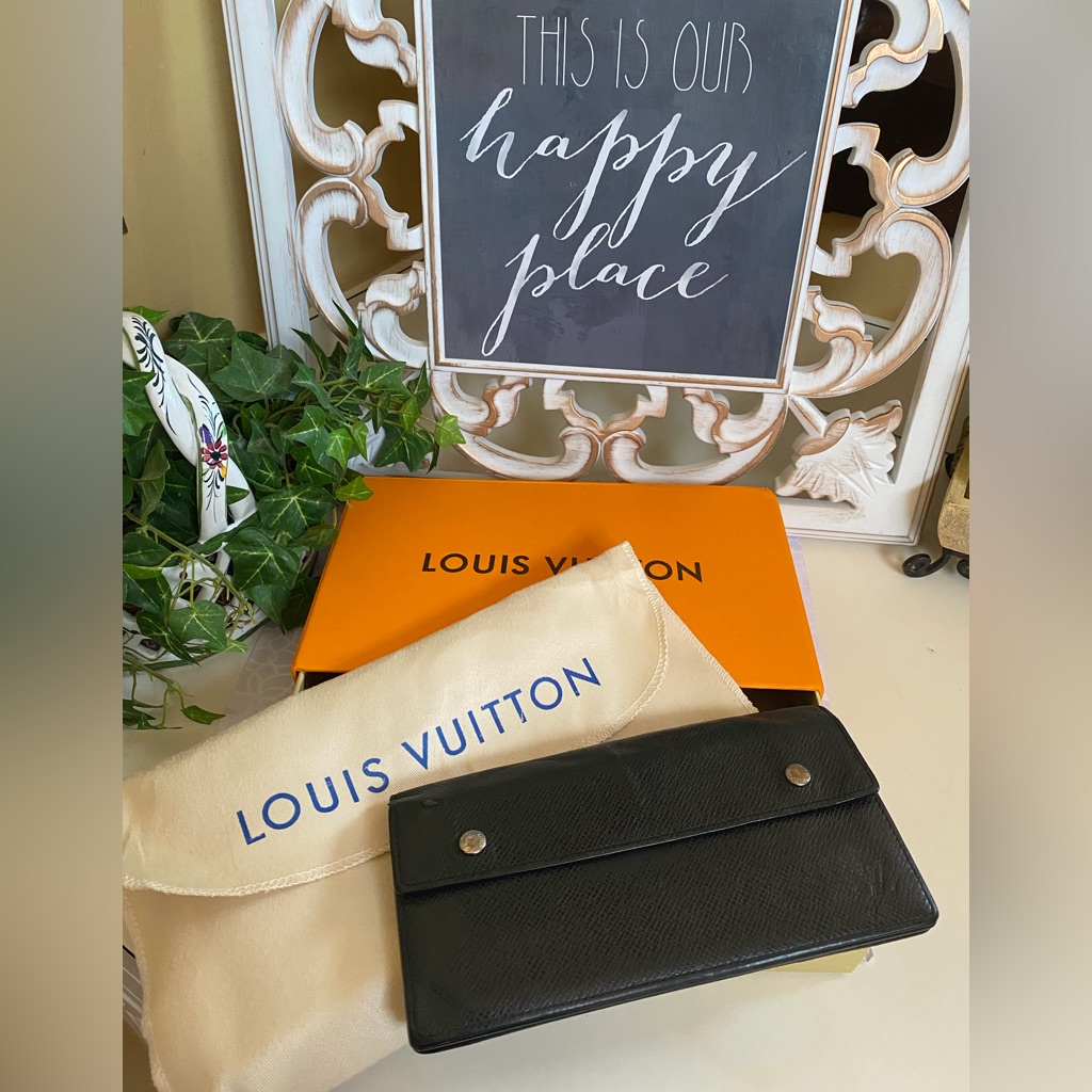 Louis Vuitton Taiga Accordion Black Leather Wallet